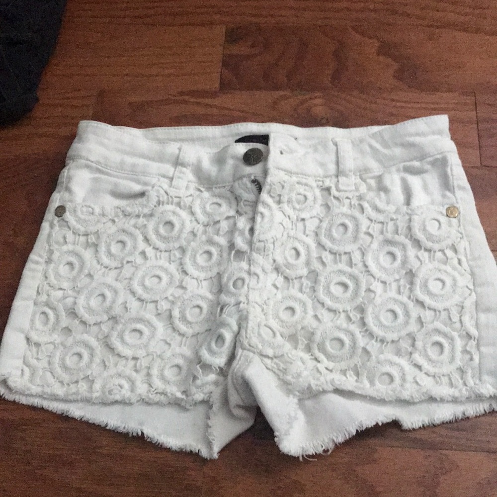 White flower lace shorts.